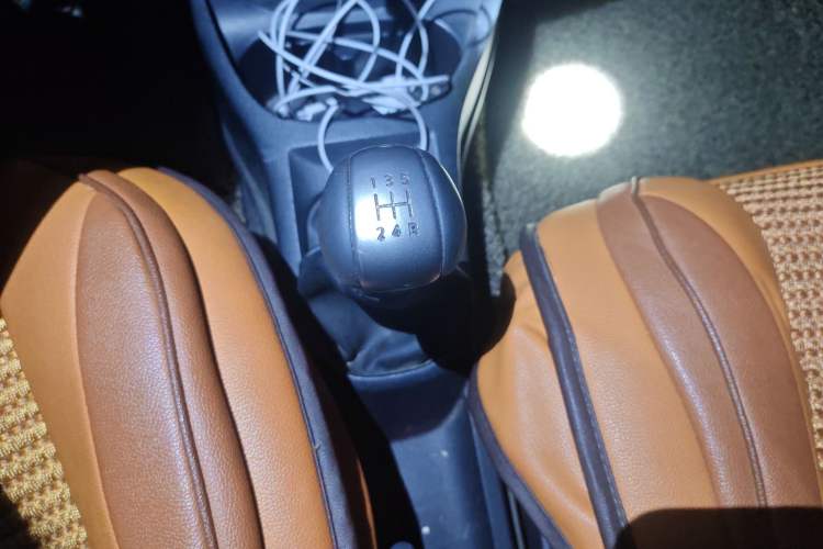 Used Nissan Livina 2010 Jingrui Edition 1.6L Manual Standard Model Gear Lever