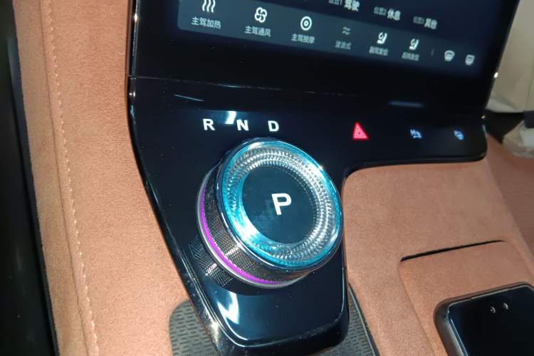 Used VOYAH PASSION 2024 PHEV Four-Wheel Drive Ultra-Long Range Flagship Model Gear Lever