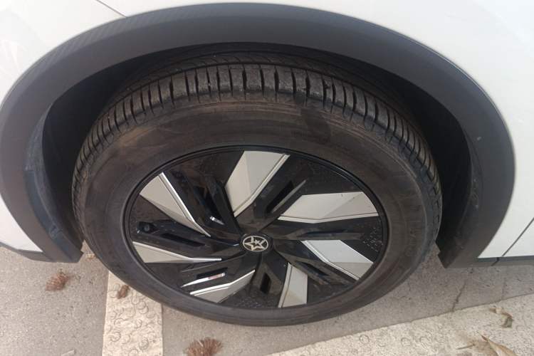 Used Venucia V DD-i 2023 110 km iE Version Left Front Wheel Hub