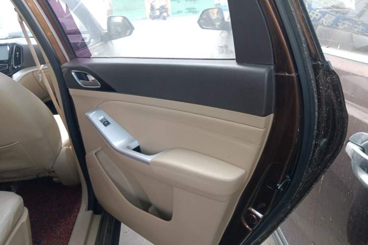 Used Baojun 730 2014 1.5L manual standard trim 7 seats