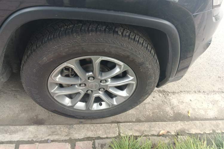 Used Jeep Grand Cherokee 2014 3.0L Comfort Navigation Edition Right Front Wheel Hub