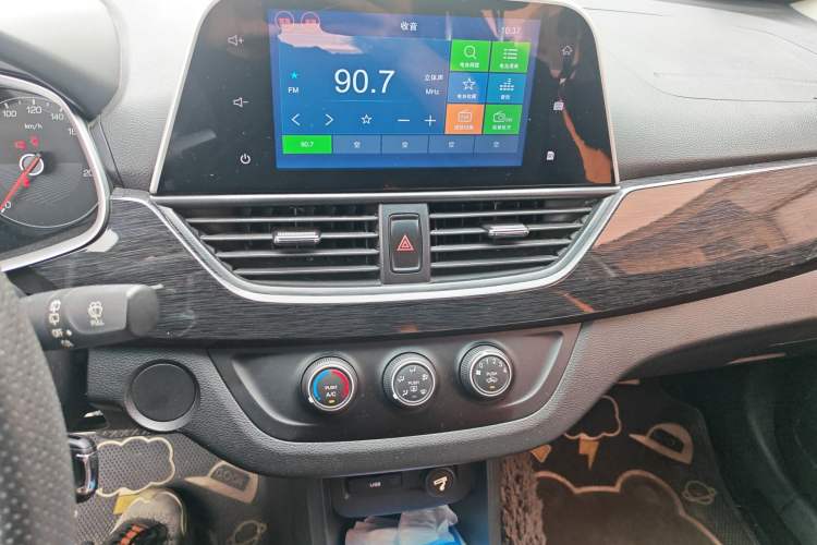 Used Baojun 310 2017 1.5L Automatic Fashion Model Audio And AC Panel