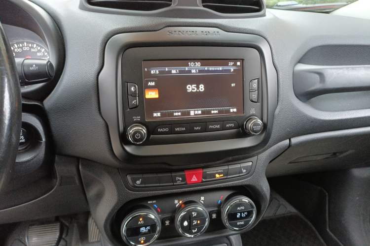 Used Jeep Renegade 2016 1.4T Automatic Smart Edition Audio And AC Panel