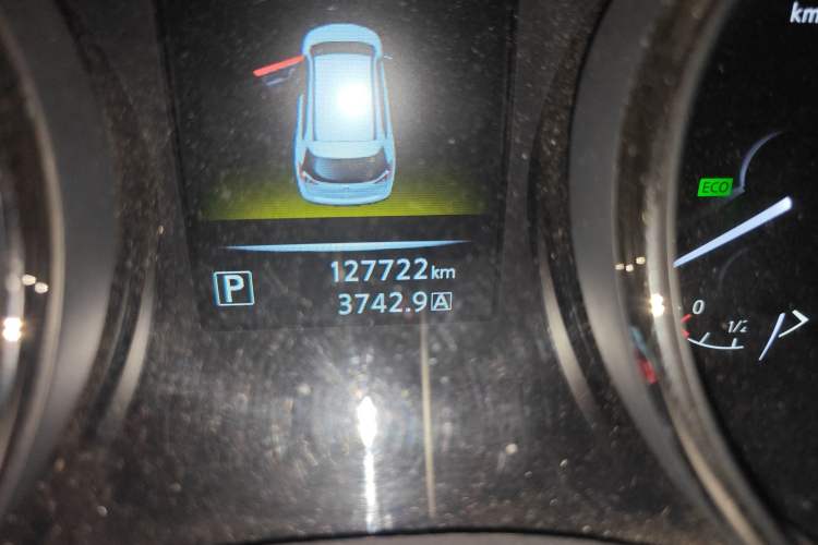 Used Nissan X-Trail 2016 2.5L CVT Sport Edition 4WD Odometer Close Up