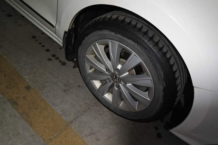 Used Volkswagen Sagitar 2015 1.6L Automatic Comfort Model Right Front Wheel Hub