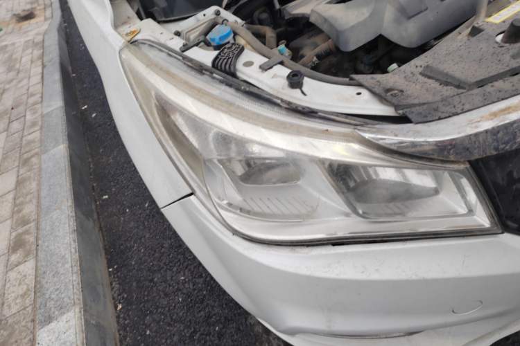 Used FAW Yingzhi 737 2016 1.5L CVT Luxury Navigation Edition Right Front Headlight