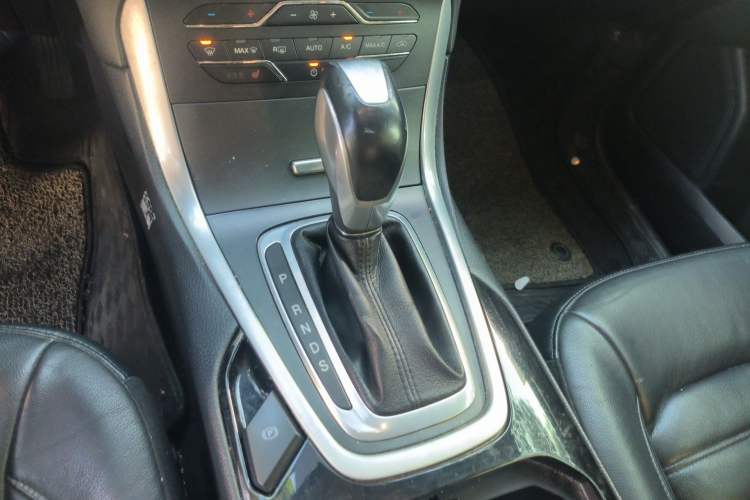 Used Ford Edge 2015 2.0T GTDi Two-Wheel-Drive High-Line Version
