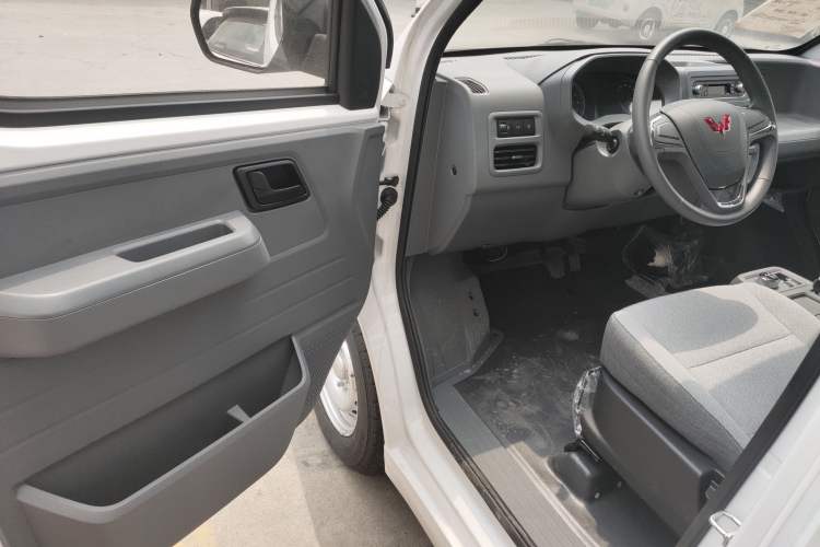 Used Wuling Yangguang 2024 300KM Comfort Version Passenger Van 75kW