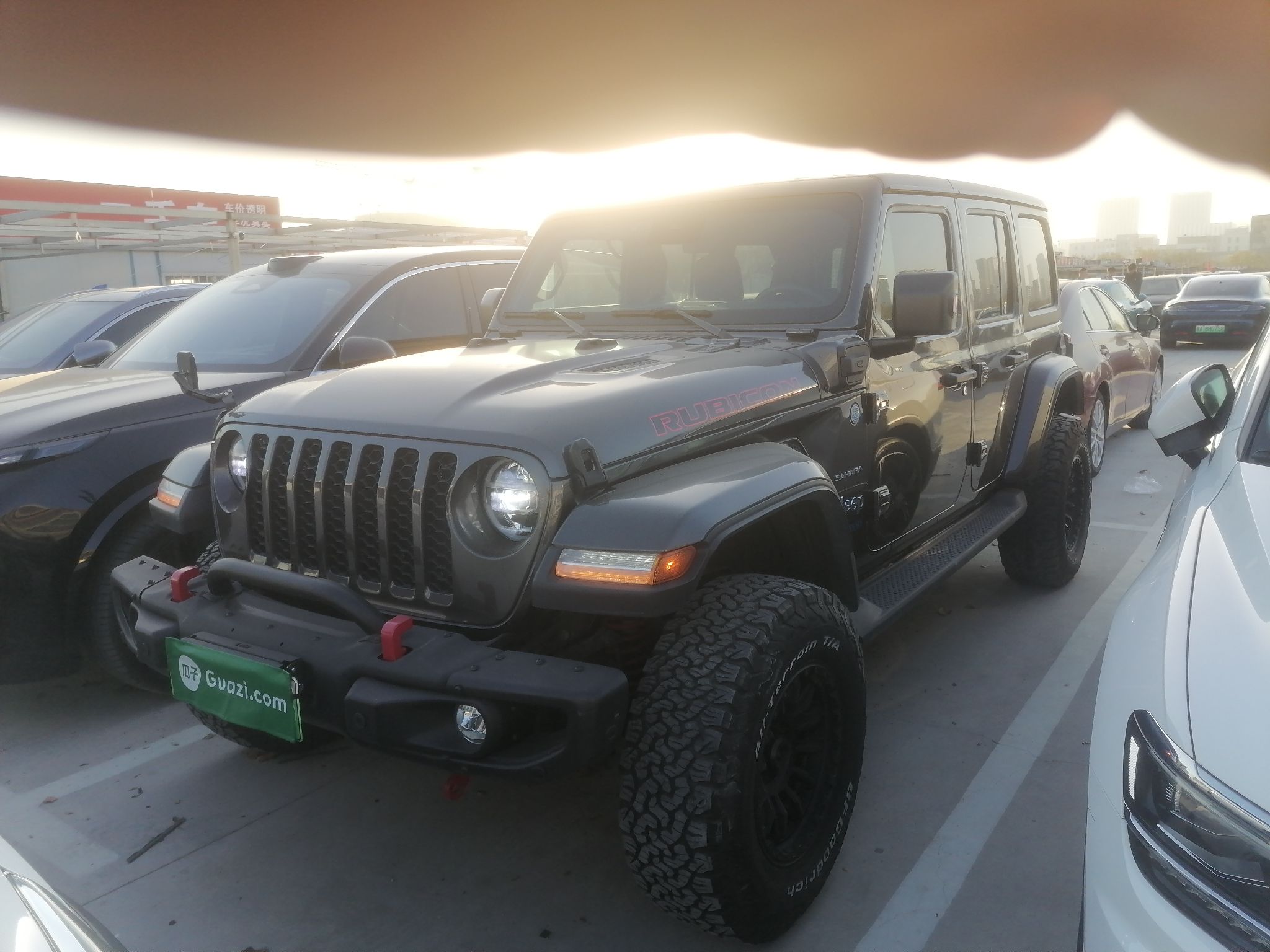 تحت مقدمة السيارة