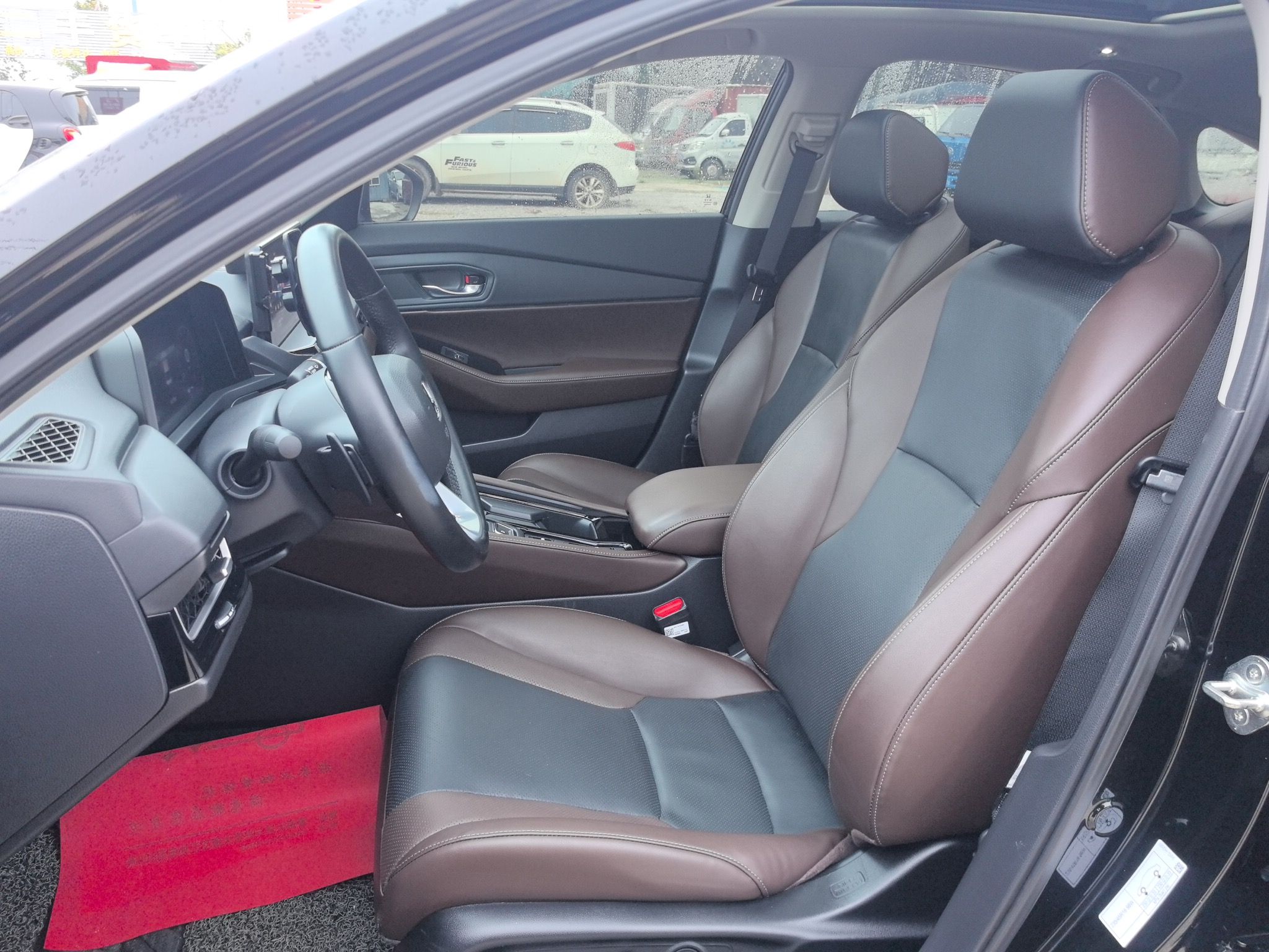 المقاعد الأمامية داخل السيارة