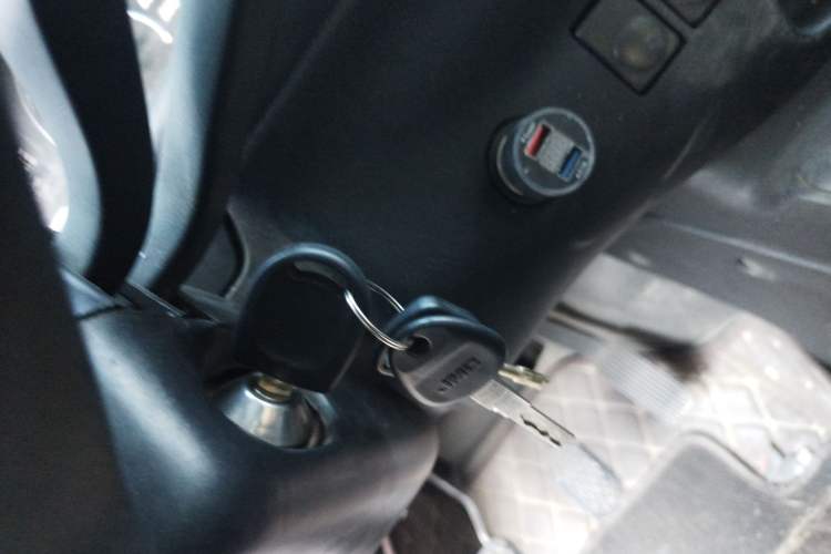 Used JMC Transit 2021 2.8T Space King Standard Version Short Wheelbase Mid-Height Roof 3-Seater Diesel Euro VI JX493 Interior 1