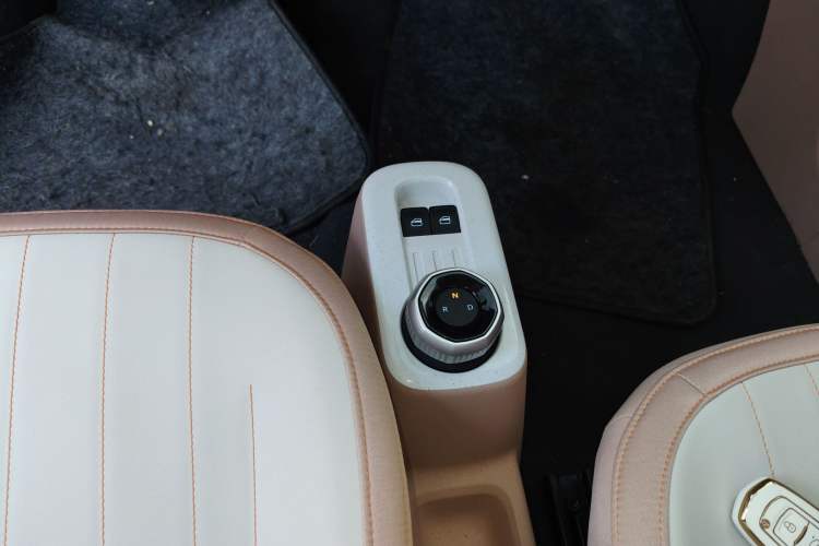 Used Geely Galaxy Panda 2024 Panda Mini 200km Endurance Bear Gear Lever