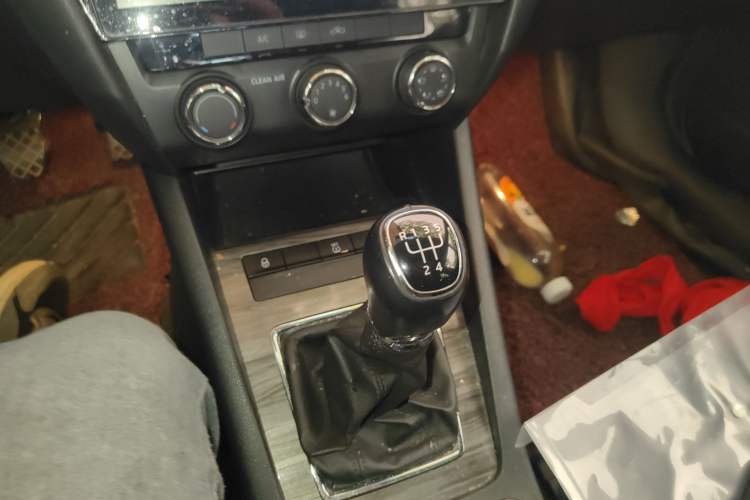 Used Skoda Octavia 2017 1.6L Manual Smart Drive Edition Gear Lever