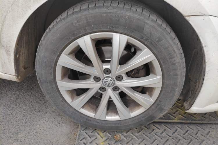 Used Volkswagen Lavida 2015 230TSI DSG Comfort Edition Right Front Wheel Hub
