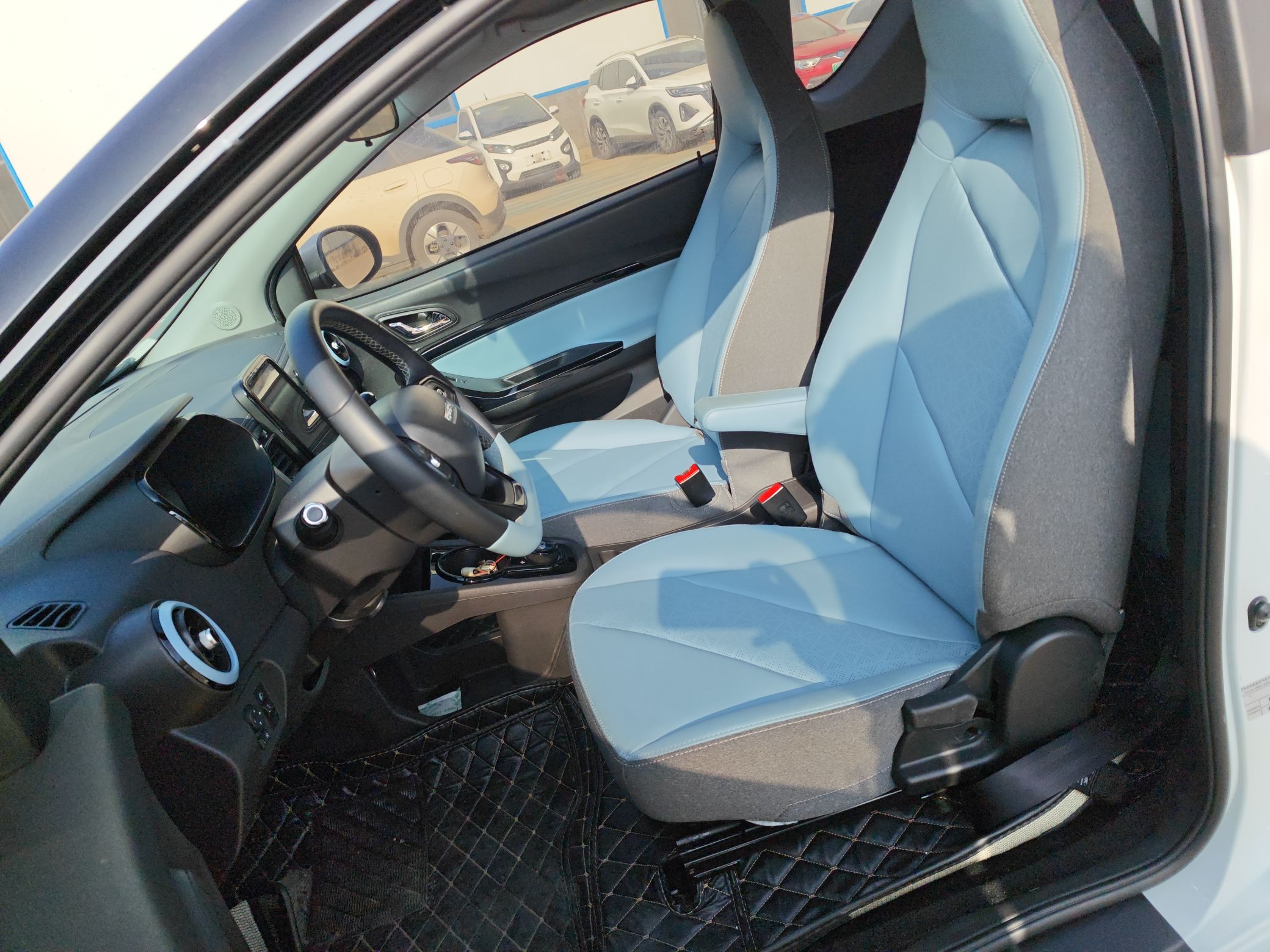 المقاعد الأمامية داخل السيارة