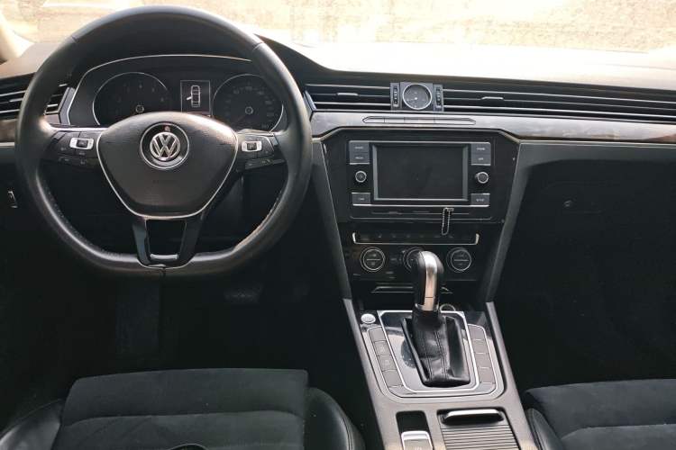 Used Volkswagen Magotan 2017 330TSI DSG Luxury Model Center Console