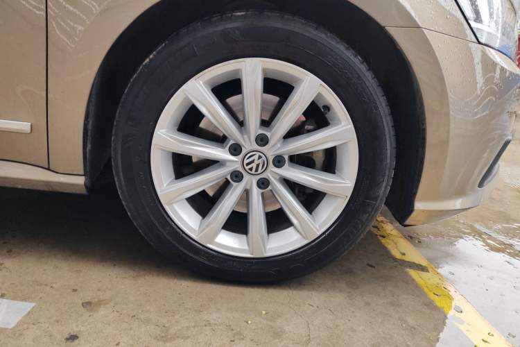 Used Volkswagen Passat 2017 330TSI DSG Luxury Edition Right Front Wheel Hub