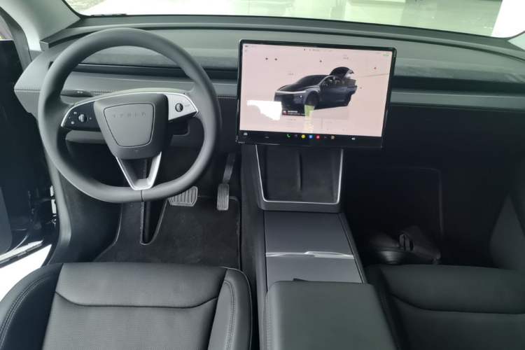 Used Tesla Model Y 2025 Rear-Wheel Drive First Edition Center Console