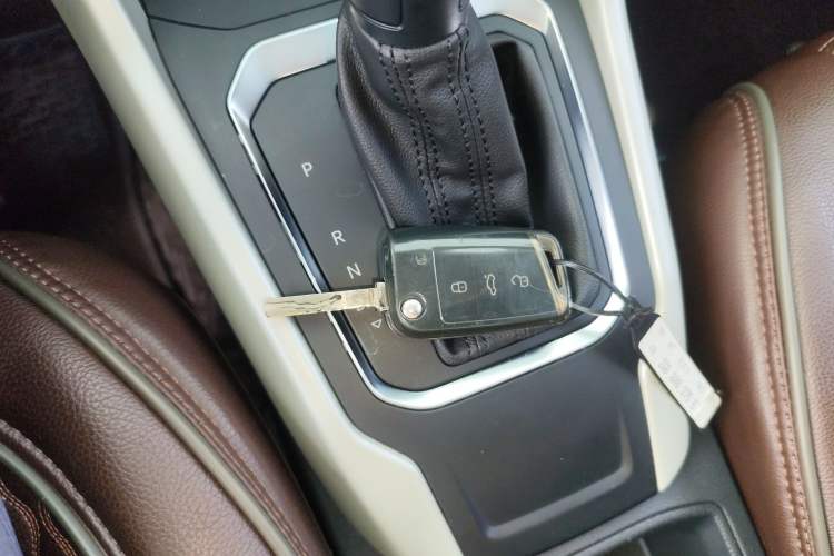 Used Volkswagen T-ROC 2019 230TSI DSG Two-Wheel Drive Fashion Edition China VI Standard Interior 1