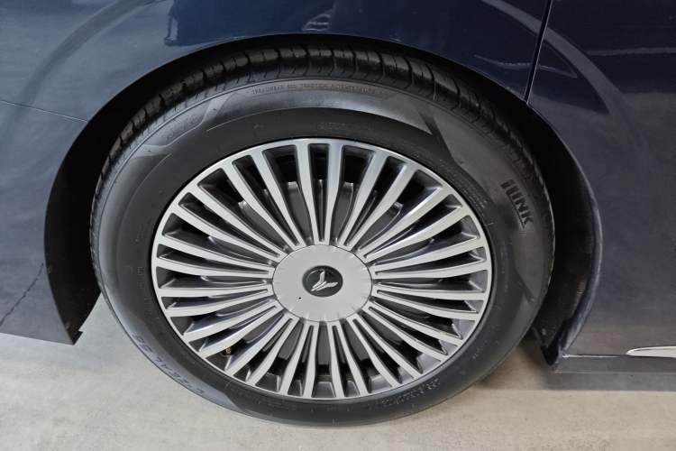 Used VOYAH Dream 2025 PHEV Four-Wheel-Drive Flagship Kunpeng Edition
