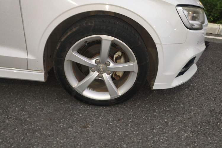 Used Audi A3 2017 Limousine 35 TFSI Fashion Model Right Front Wheel Hub