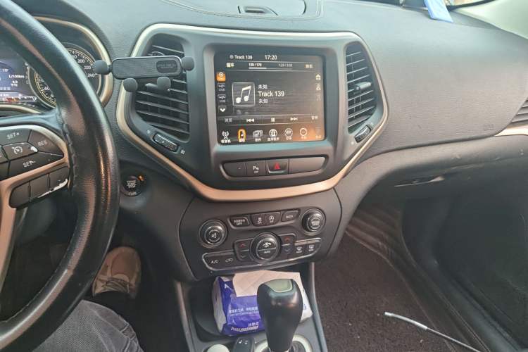 Used Jeep Cherokee 2016 2.4L Leading Smart Version Audio And AC Panel