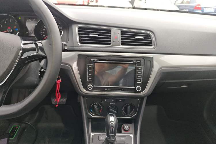 Used Volkswagen Lavida 2015 1.6L Automatic Comfort Edition
