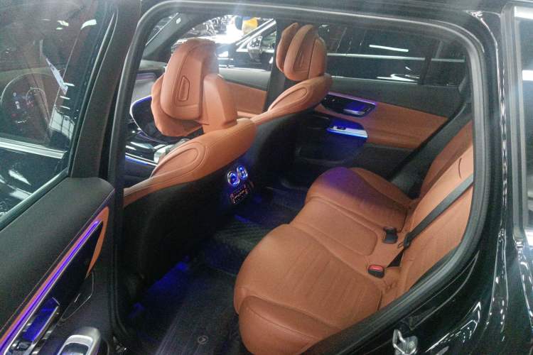 Used Mercedes-Benz GLC 2023 Facelift GLC 260 L 4MATIC Dynamic Version 5 Seats
