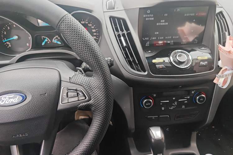 Used Ford Kuga 2017 EcoBoost 180 Two-Wheel-Drive Platinum Edition Audio And AC Panel