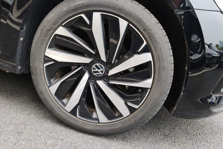 Used Volkswagen Passat 2022 330TSI Luxury Edition Right Front Wheel Hub