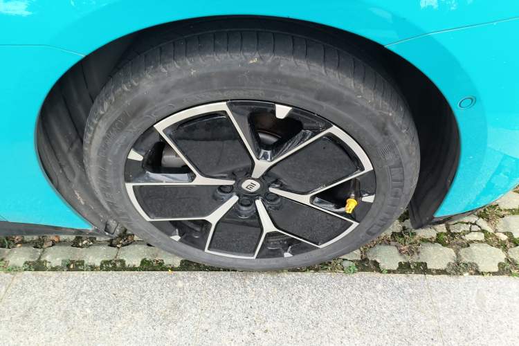 Used Xiaomi Auto SU7 2024 Rear-Drive Long-Range Intelligent Driving Version Right Front Wheel Hub