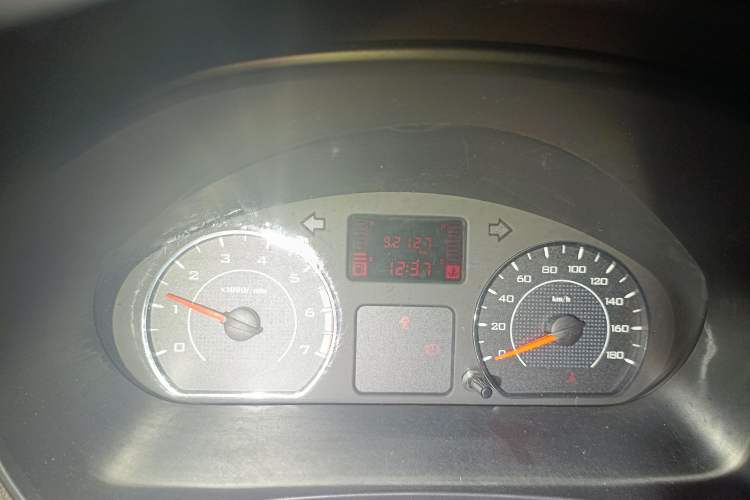 Used Wuling Hongguang V 2022 1.5L Jingqu Edition Enclosed-Window Vehicle with Electric Power Steering LAR