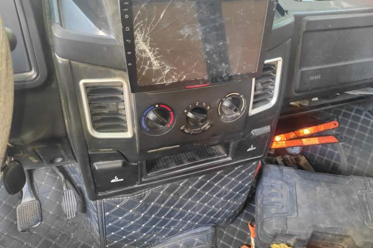 Used Iveco Daily 2017 2.5T A35 Passenger Van 5-7 Seats Model 47Z5 Audio And AC Panel