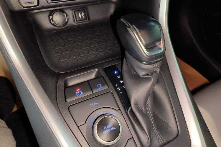 Used Toyota RAV4 2020 Dual-Engine 2.5L E-CVT 4x4 Elite PLUS Edition
