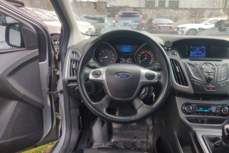 Used Ford Focus 2012 Sedan 1.6L Manual Fashion Edition Steering Wheel