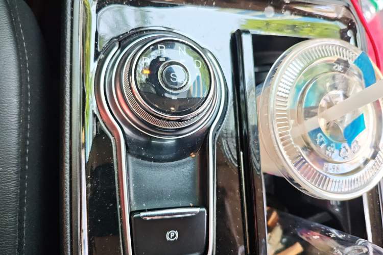 Used Ford Edge 2020 EcoBoost 245 Two-Wheel Drive Titanium 7-Seater Gear Lever