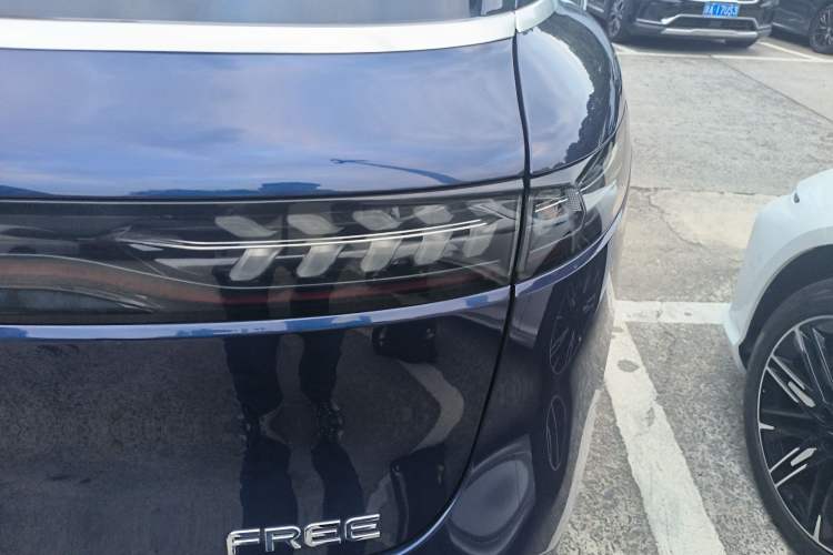 Used VOYAH FREE 2021 Four-Wheel Drive Extended-Range First Edition Commemorative Edition Exclusive Luxury Package Right Rear Taillight