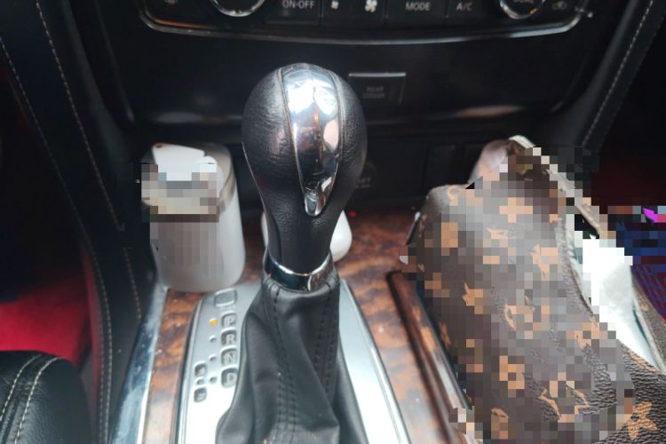 Used Nissan Patrol 2018 4.0L LinkedIn Edition Gear Lever