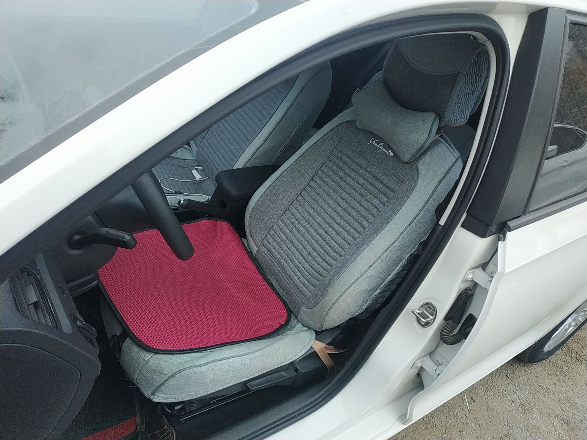 Переднее сиденье в автомобиле