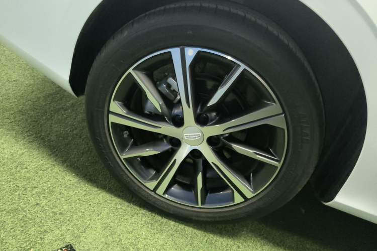 Used Geely Auto Emgrand 2023 4th Generation Champion Edition 1.5L CVT Prestige Model Right Rear Wheel Hub