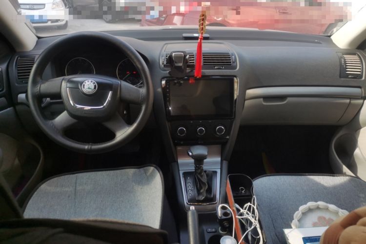 Used Skoda Octavia 2010 1.6L Automatic Eado Edition Center Console