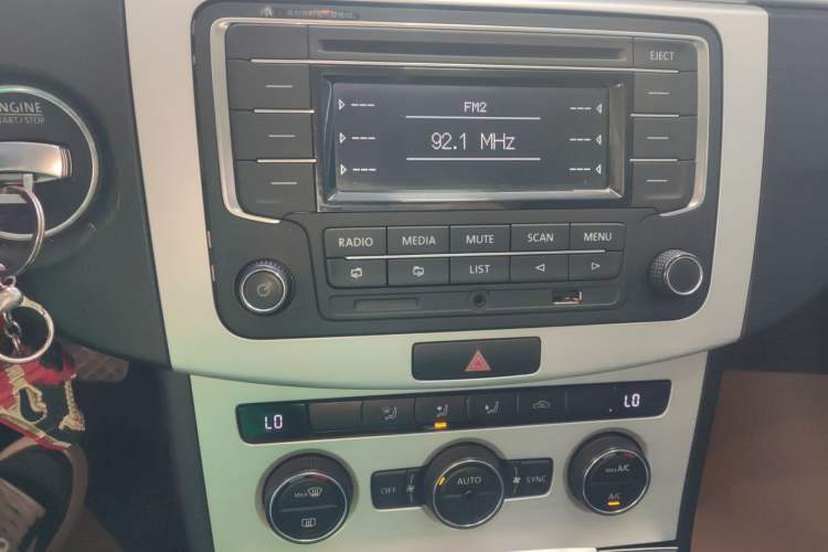 Used Volkswagen Magotan 2015 1.8TSI Advanced Model Audio And AC Panel