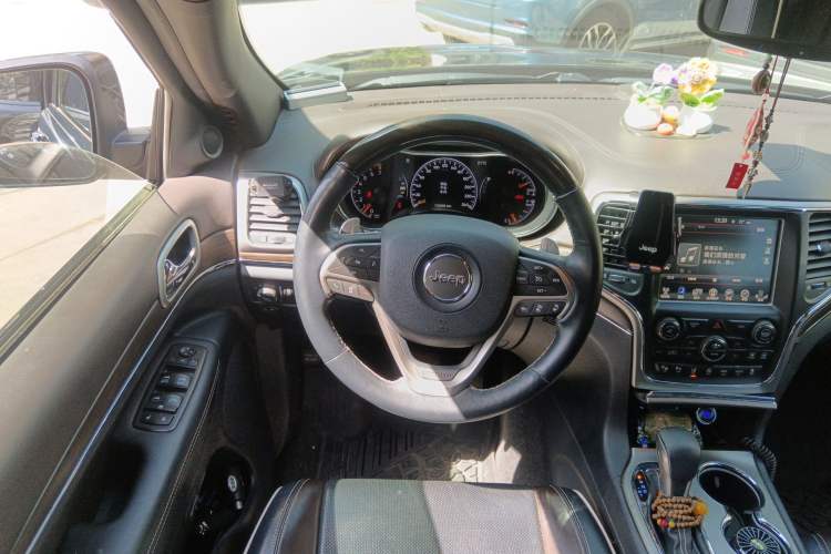 Used Jeep Grand Cherokee 2016 3.6L Luxury Navigation Edition Steering Wheel