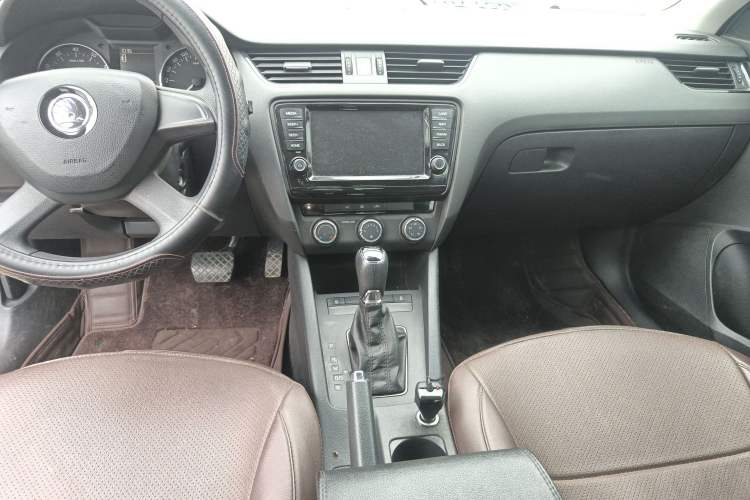 Used Skoda Octavia 2016 1.6L Automatic Front-Wheel Drive Model Gear Lever