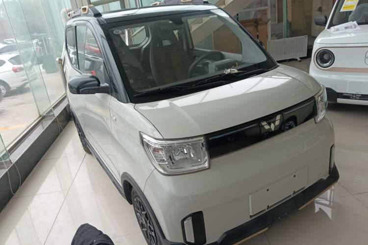 Used Wuling Hongguang MINIEV 2022 GAMEBOY 300km Play Edition Lithium Iron Phosphate Front Right 45 Deg