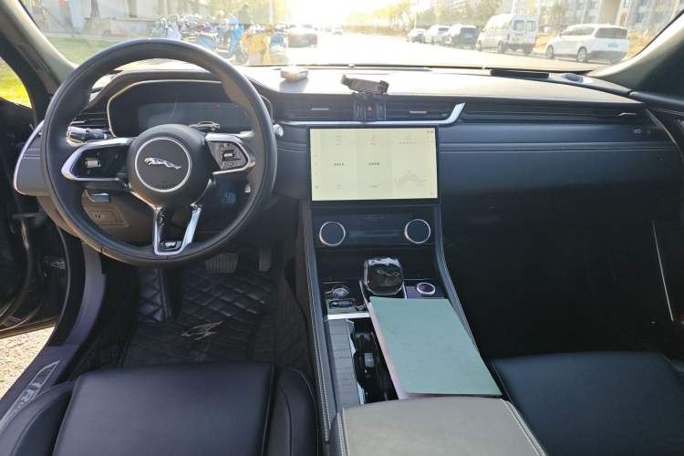 Used Jaguar XFL 2022 XFL 2.0T P250 Two-Wheel-Drive Elite Sport Edition Center Console