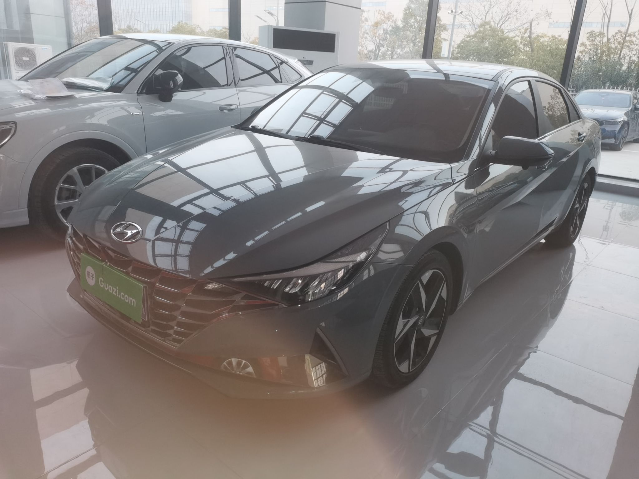 Под передней частью автомобиля