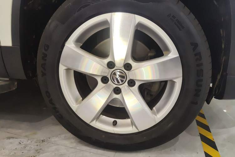 Used Volkswagen Tiguan 2012 1.8TSI Automatic Two-Wheel Drive Elite Edition Right Front Wheel Hub