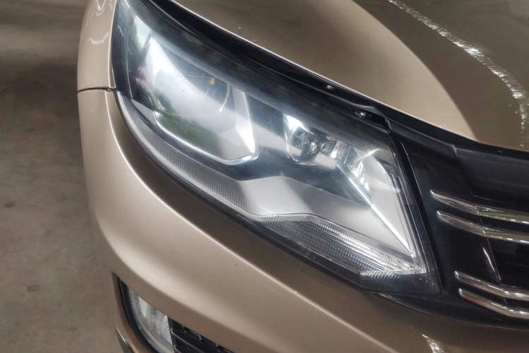 Used Volkswagen Tiguan 2013 1.8 TSI Automatic All-Wheel Drive Luxury Model Right Front Headlight