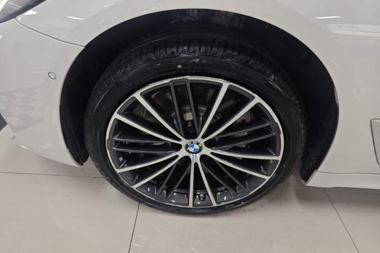 Used BMW 5 Series 2022 Restyled 530Li Leading Edition M Sport Package Left Front Wheel Hub